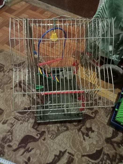 Клетка для попугаев в отличном состоянии.