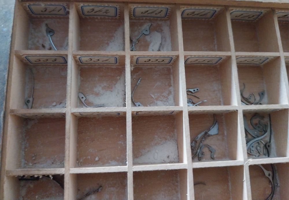 Caixa madeira antiga de relojoeiro com peças de relógios #3