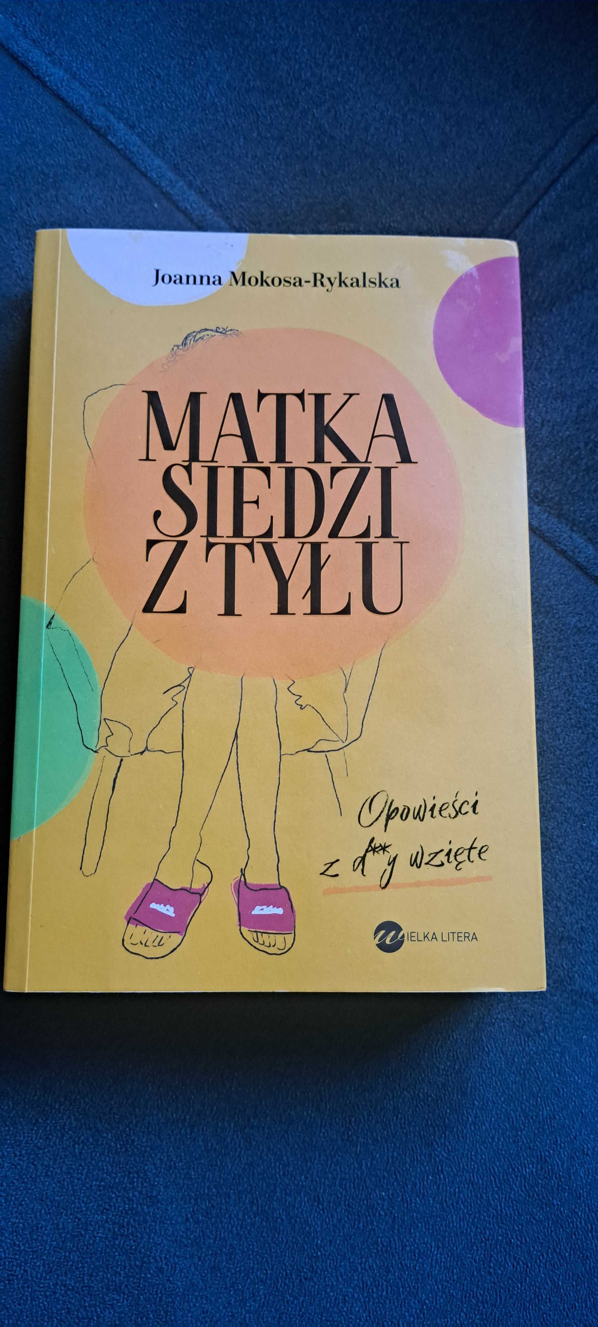 Matka siedzi z tyłu
