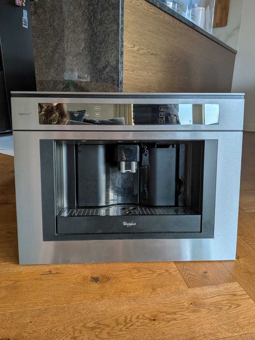 sprzedam używany ekspres do kawy do zabudowy Whirlpool iXelium ACE102