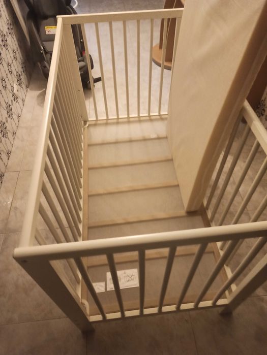 Berço madeira com colchão branco