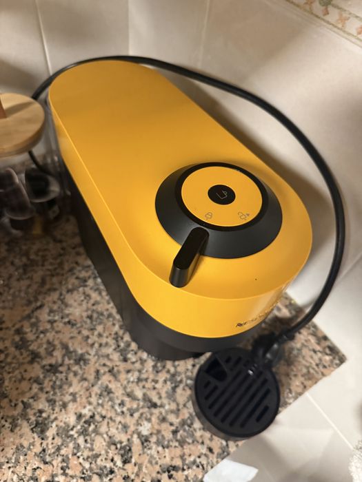 Máquina de Café Nespresso usada 2 vezes