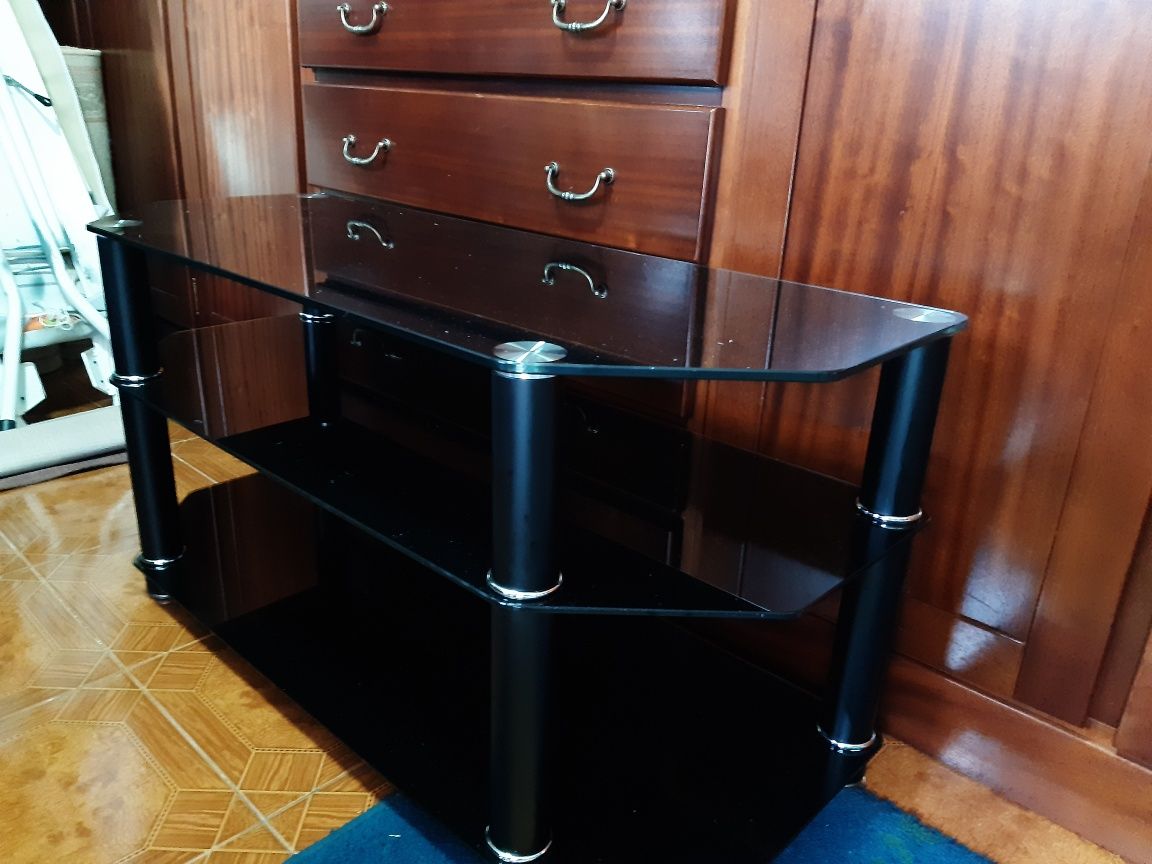 Mesa em vidro preto