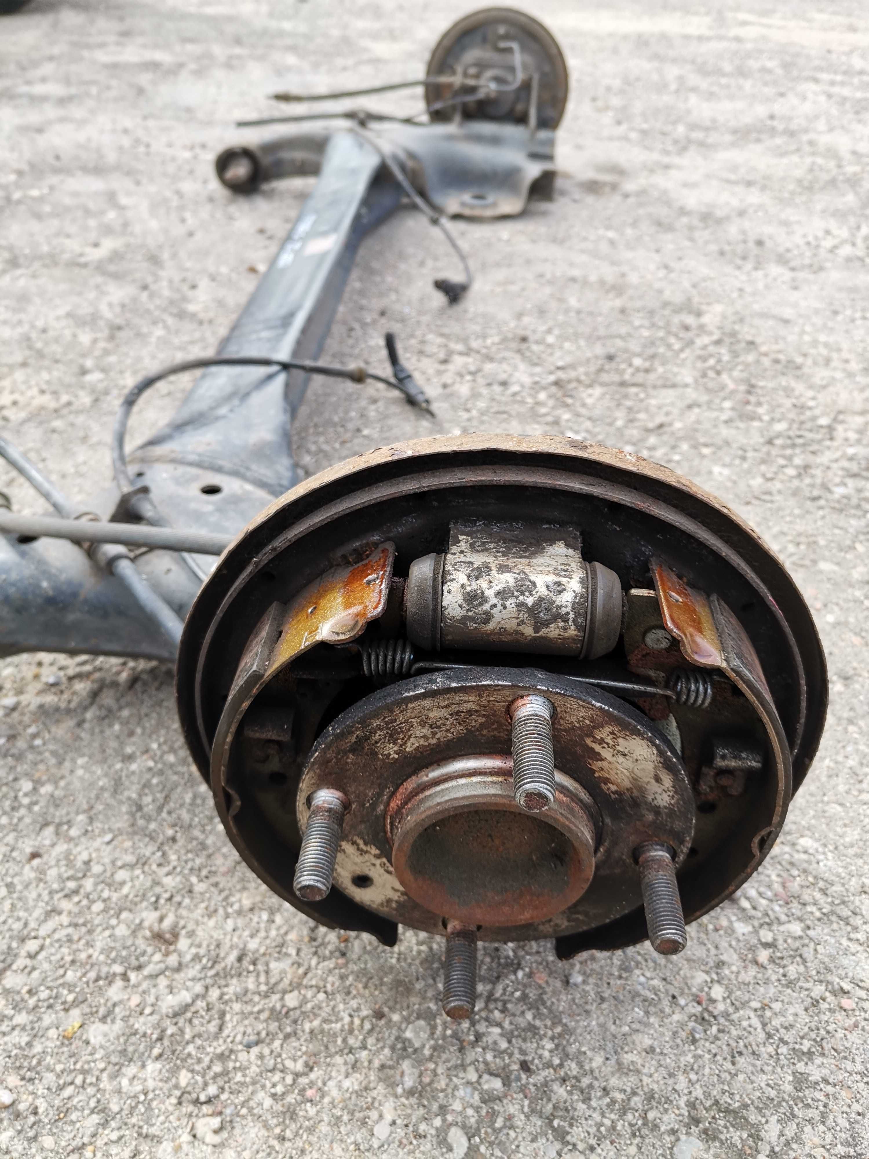 Belka tył tarcze kotwiczne piasty bębny Mitsubishi Colt CZ3 04-12r
