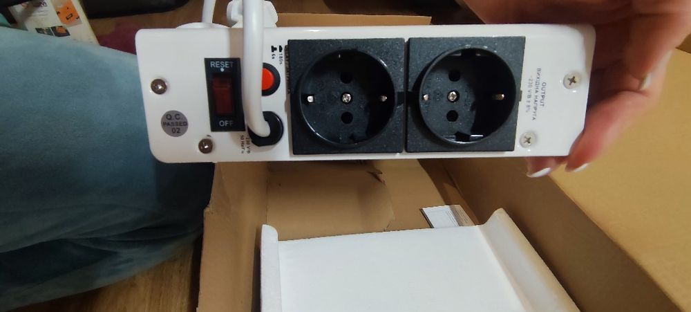 Стабілізатор напруги Real-El Stab Slim-2000 White (EL122400008)