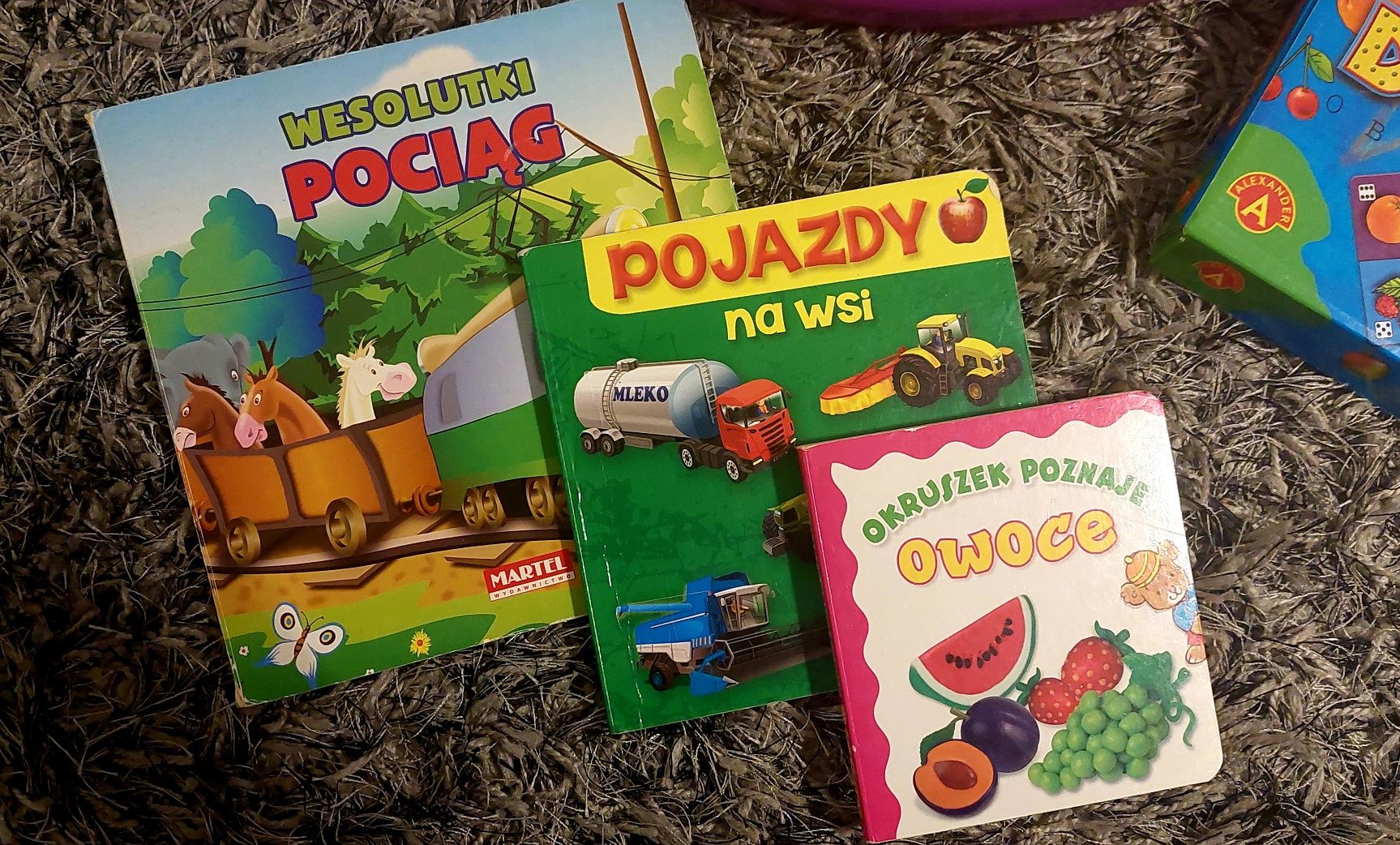 Zestaw zabawek domino komputerek figury kolory liczby owoce książeczki