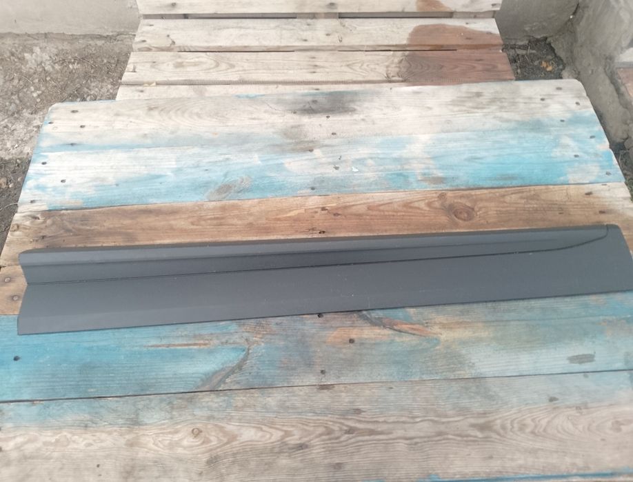 Накладка передніх лівих дверей Audi Q5 A80 80A853959