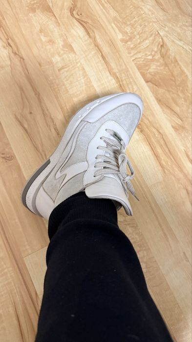 Продам зимові хутряні кросівки