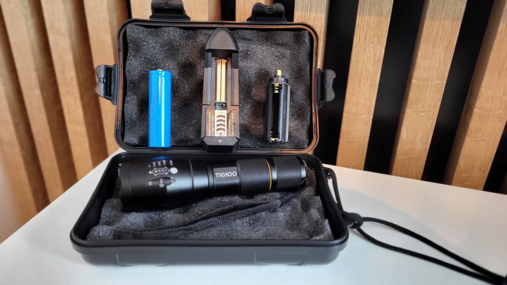 Latarka Taktyczna  2w1 LED + UV Survivalowa Zoom Wojsko