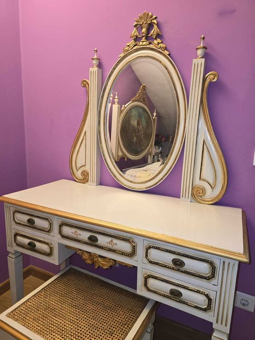 Mobília de quarto completa, lacada com dourados e pintada à mão.