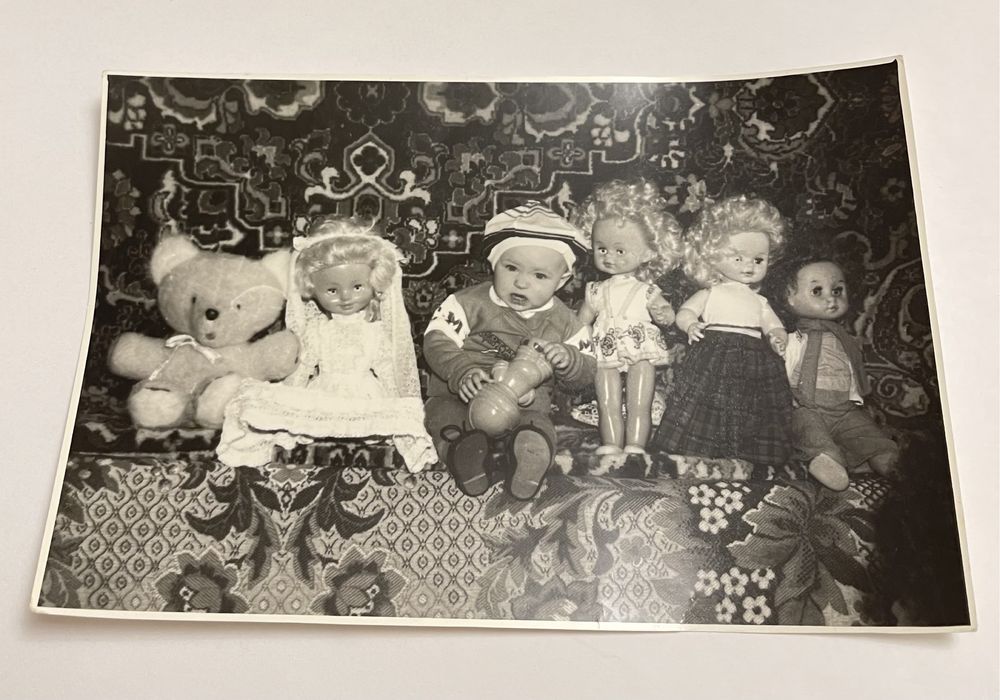 Stare zdjęcie dziecko z lalkami