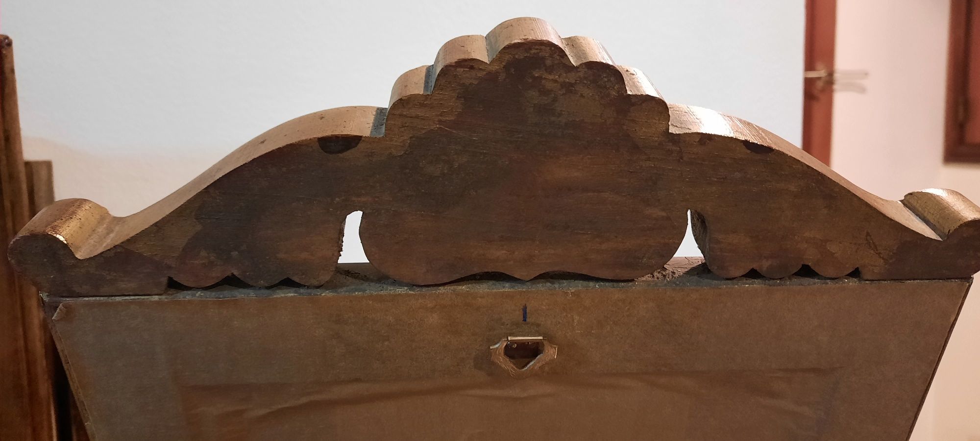 Magnífico espelho com moldura de talha de madeira