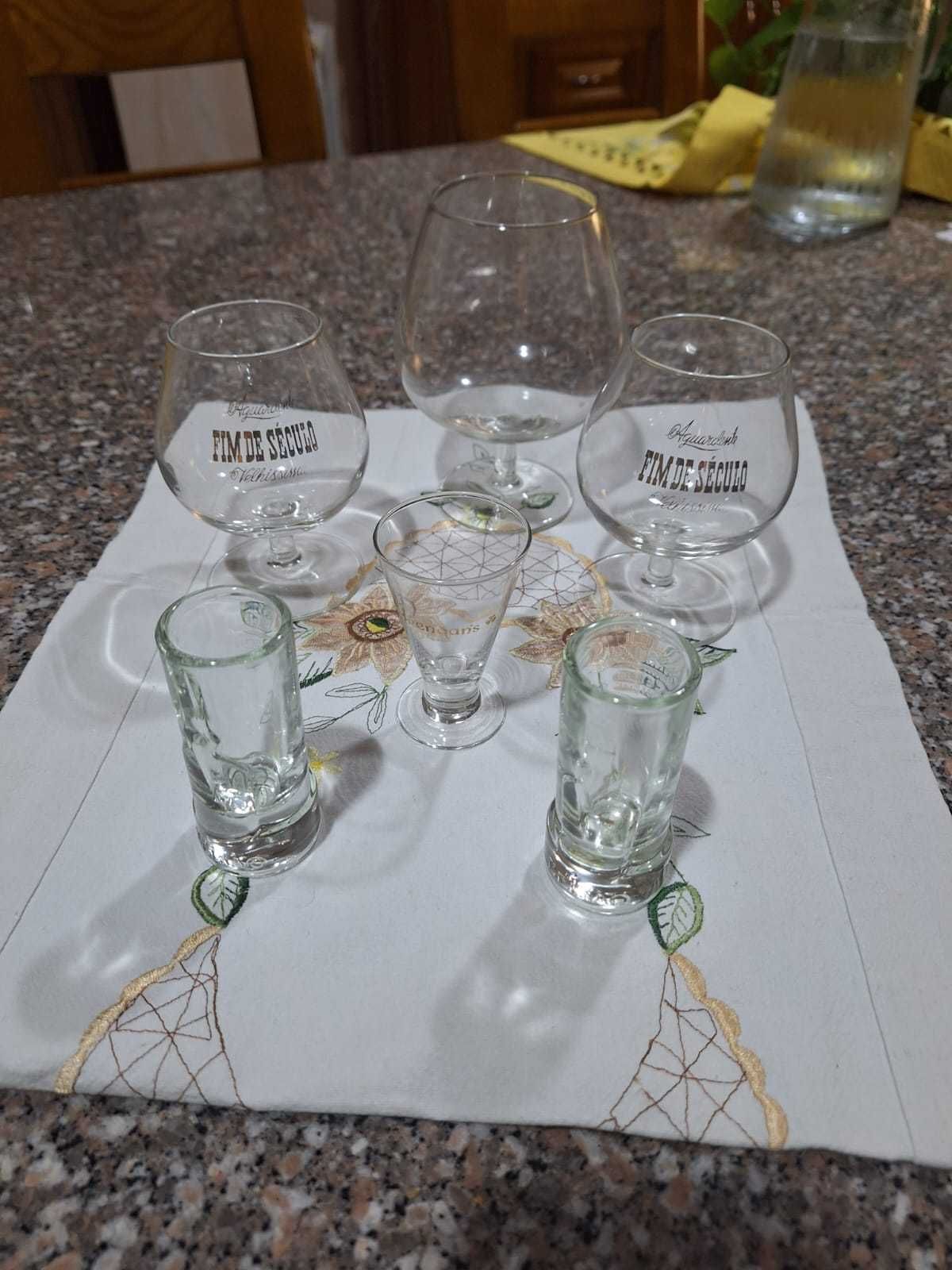 Copos de Água Ardente e de shot Beirão