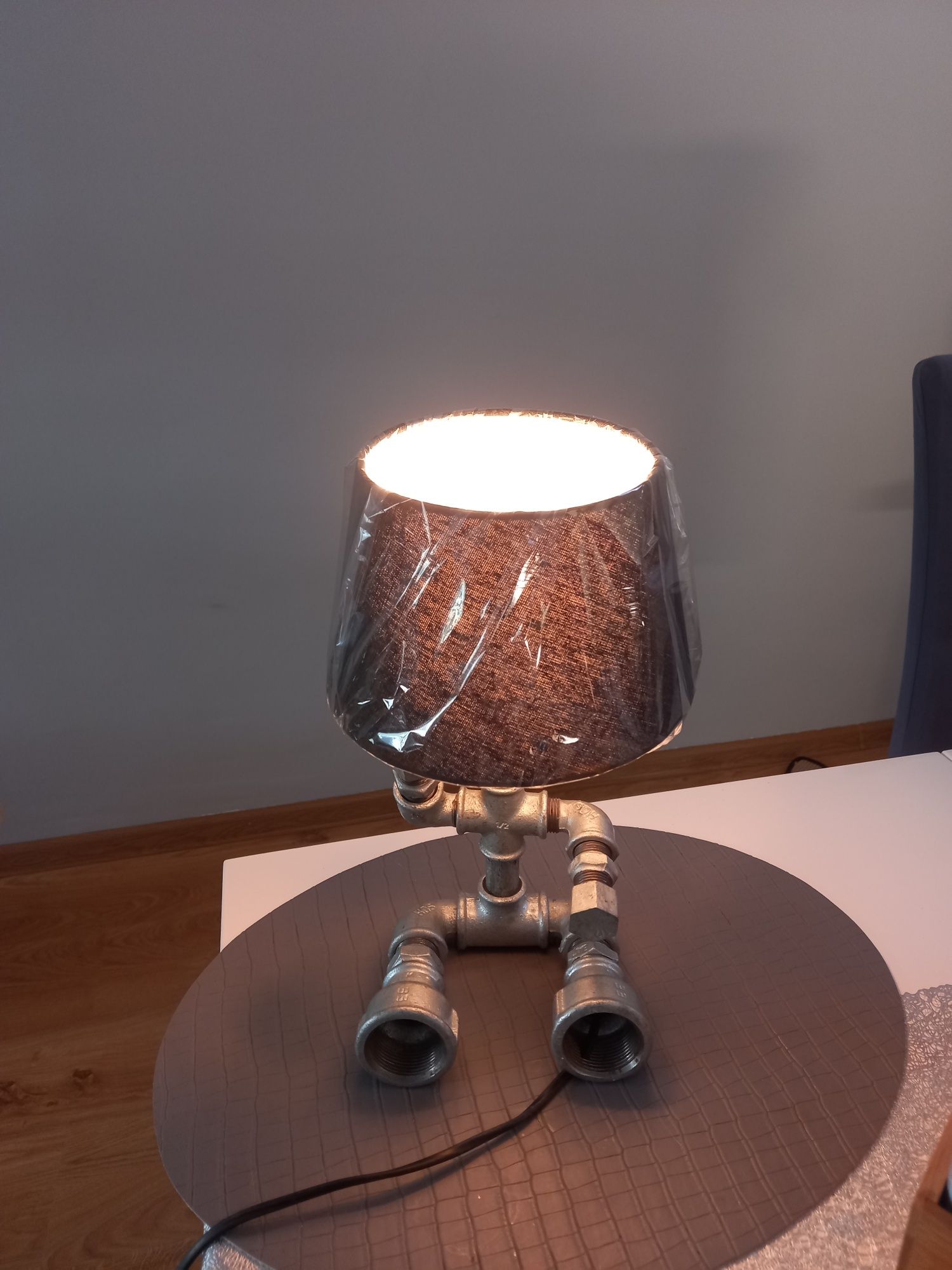 Lampa z rur Loft Industrial Ludzik Robot Handmade Stojąca Stołowa
