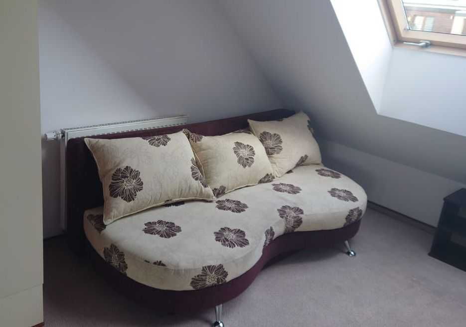 Sofa rozkładana (z poduszkami)