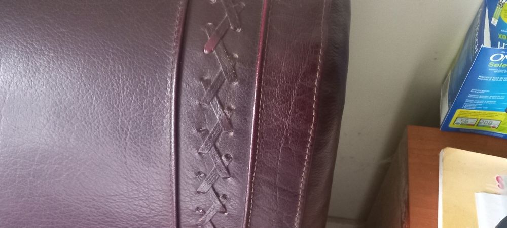 Sofás em pele de búfalo impecáveis