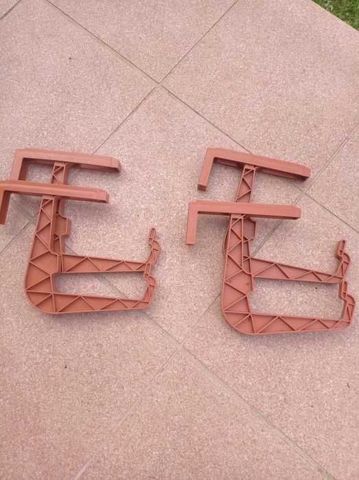 Wieszaki pod doniczki balkonowe