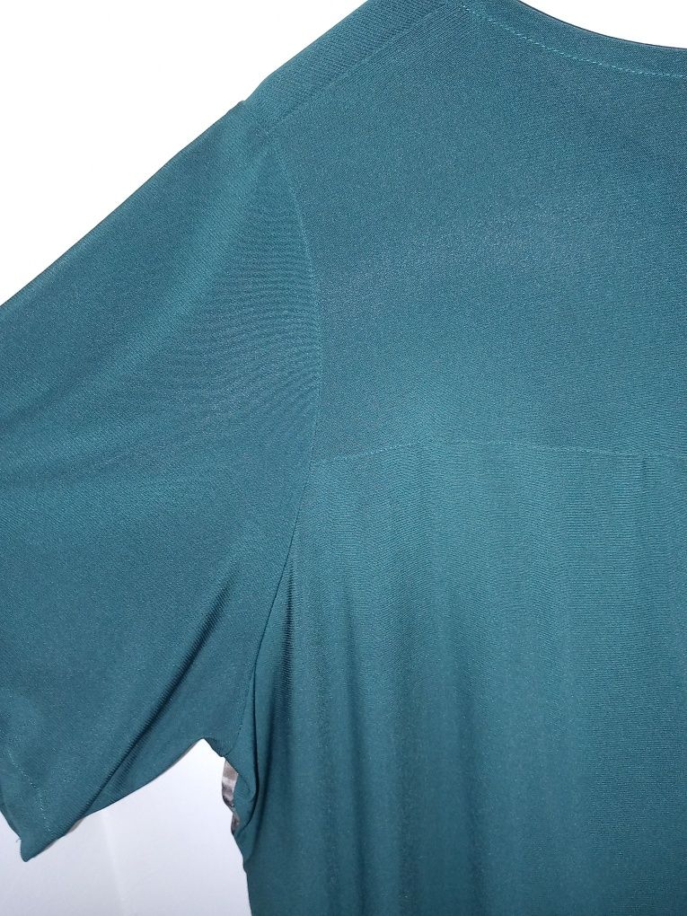 Camisola verde escura com tecido cozido de padrão animálico / natural