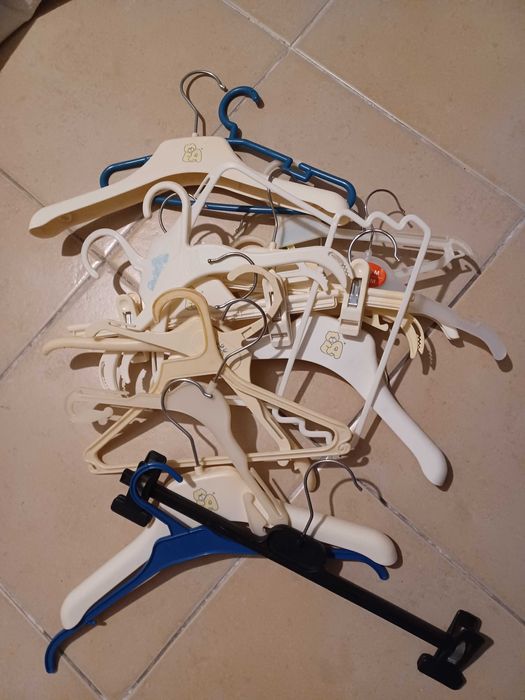 Conjunto de cabides para roupa de criança