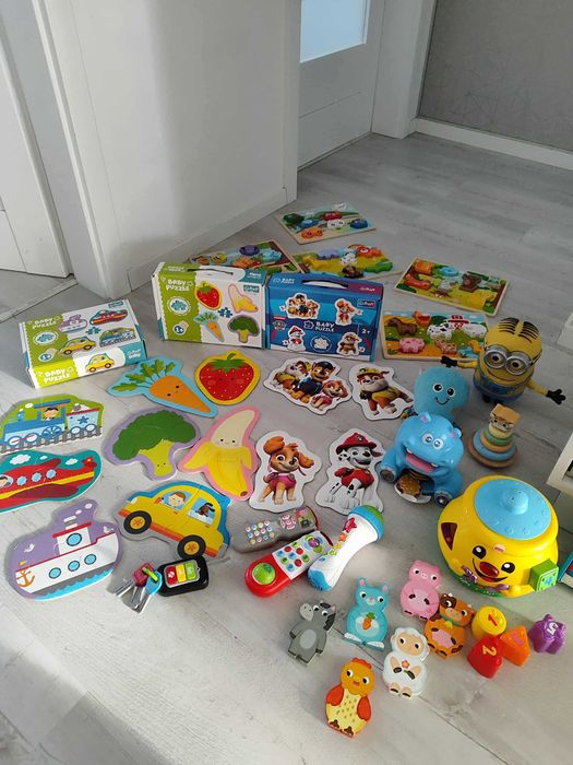 Zabawki sensoryczne: klocki, puzzle, kociołek, ośmiornica, hipopotan.