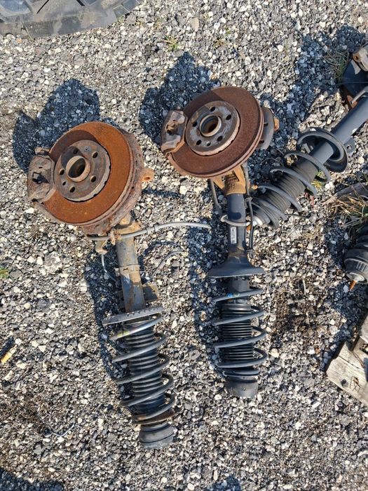 Zwrotnica Mcpherson amortyzator prawy przód przedni VW Golf IV 1J04130315