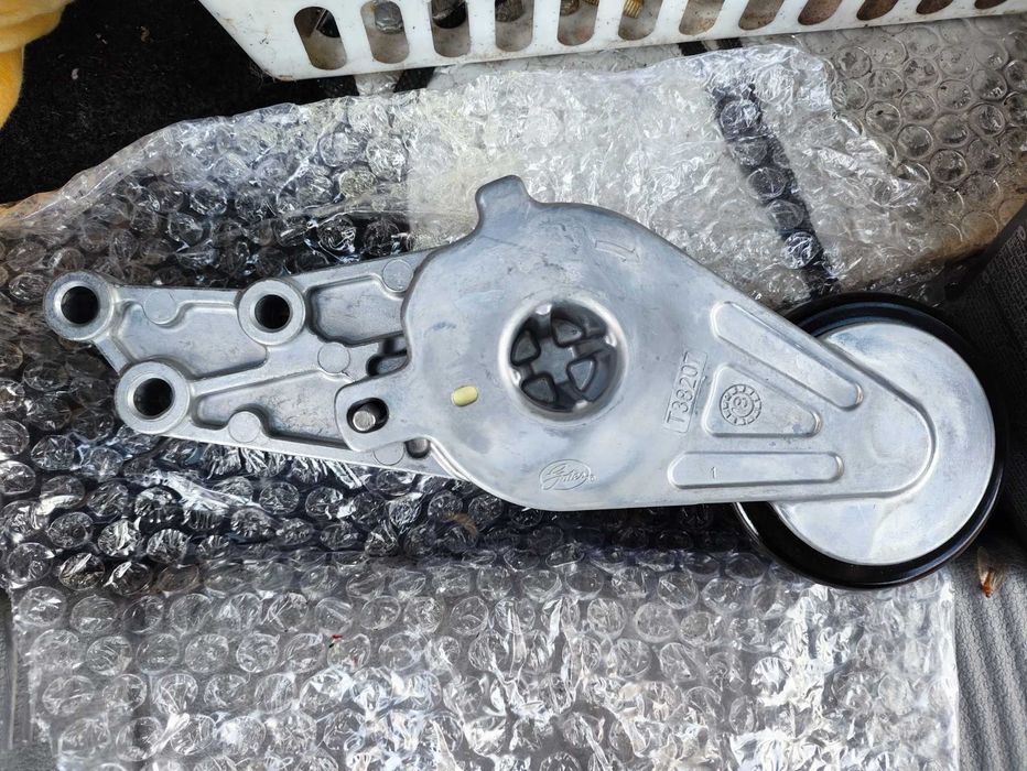 Натяжитель поликлинового ремня на Ауди,800 грн