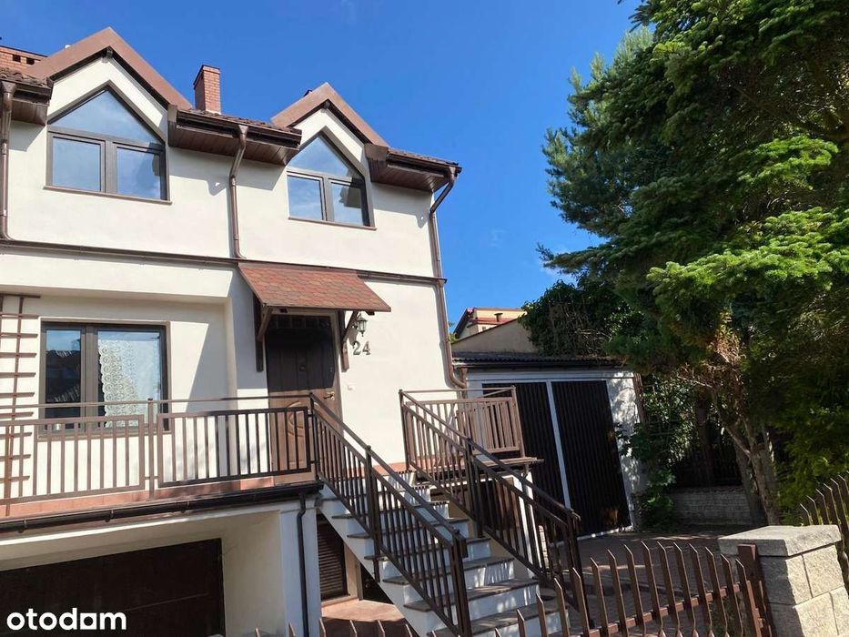 Stylowy dom z ogrodem pełnym zieleni i przestronnym garażem