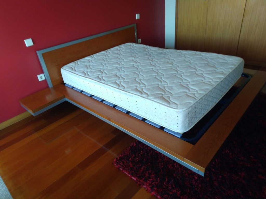 Cama com estrado + colchão