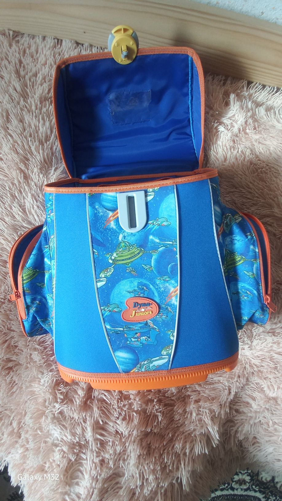 Каркасних новий рюкзак для молодшого школяра з пластиковим дном