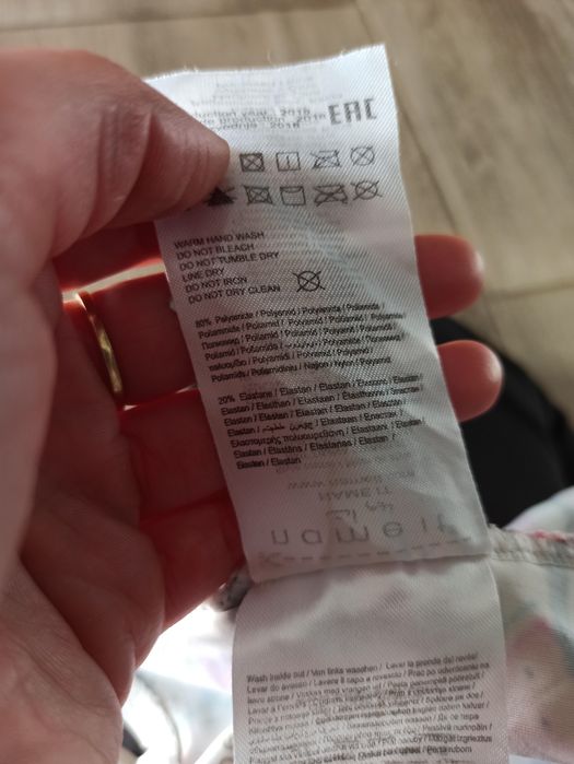 Strój kąpielowy jednoczęściowy dla dziewczynki.