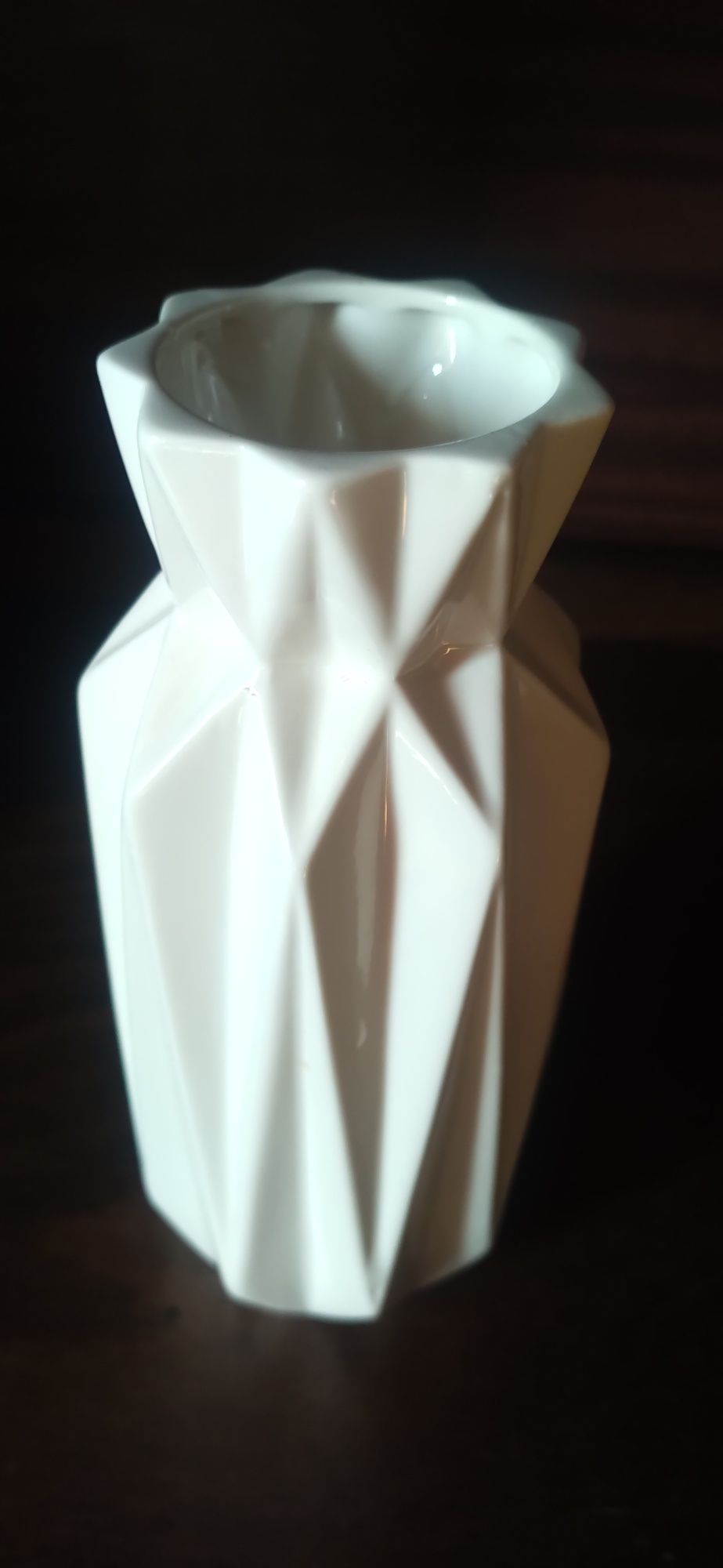 Biały porcelanowy wazon geometryczny wzór