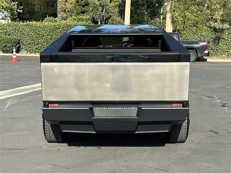 Tesla Cybertruck Crew Cab      2024