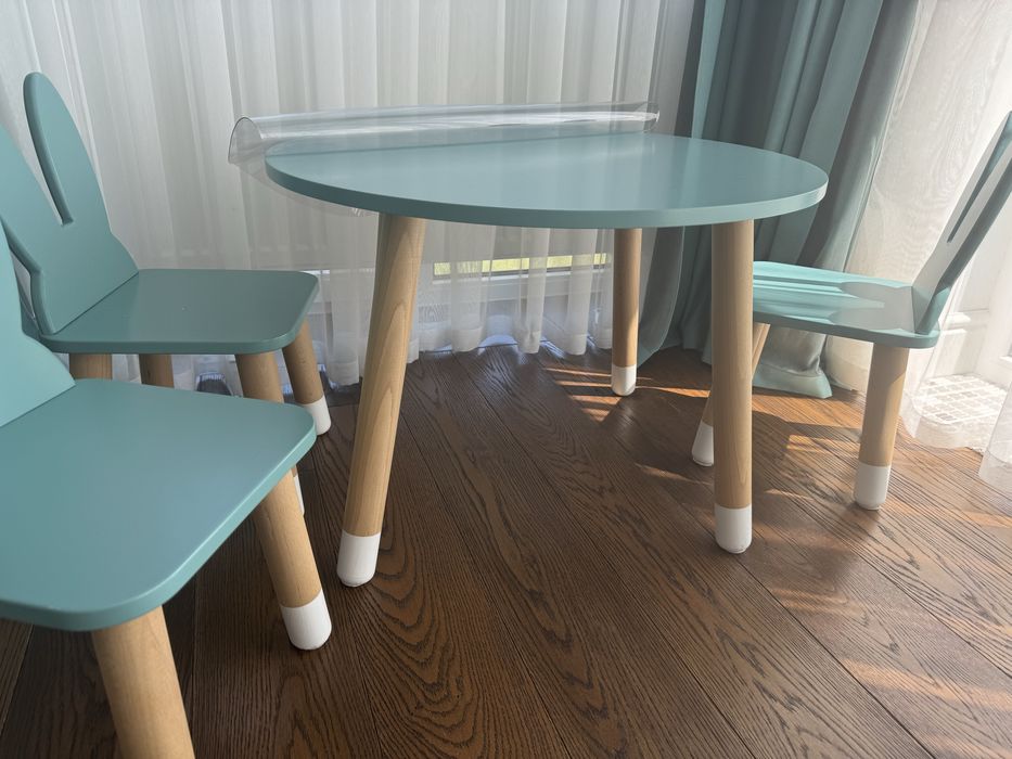 Стіл+ стільці ( в подарунок віддам канцелярське приладля в колір)