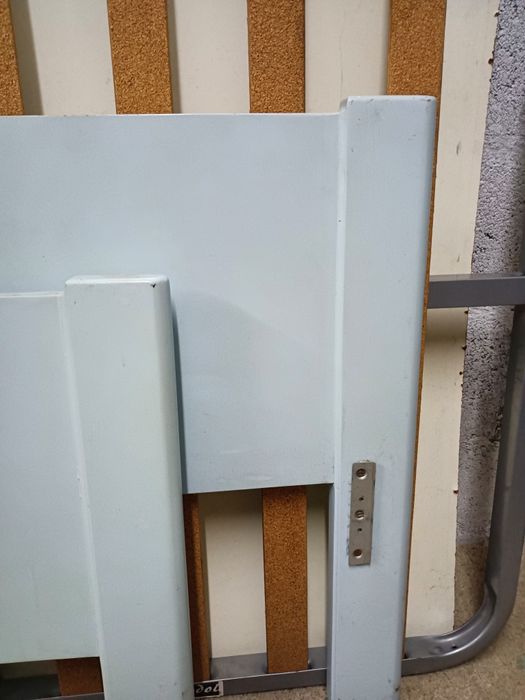 Cama de solteiro 100/190cm, madeira maciça, com estrado metálico e col