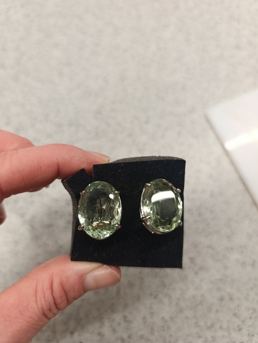 Kolczyki z zielonym ametystem.