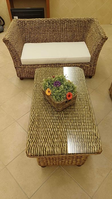Conjunto sofás em verga e mesa