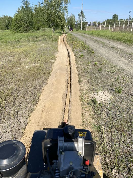 Бара Копка траншей Траншеєкопач Траншеекопатель Укладка кабеля.