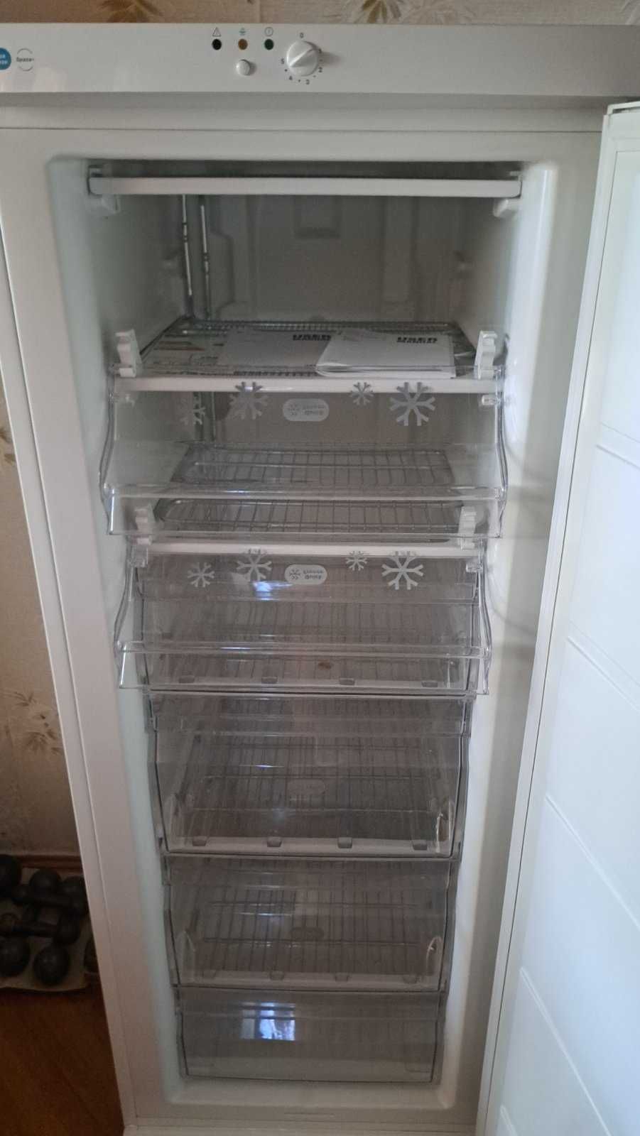Продам морозильну камеру zanussi zfu422w