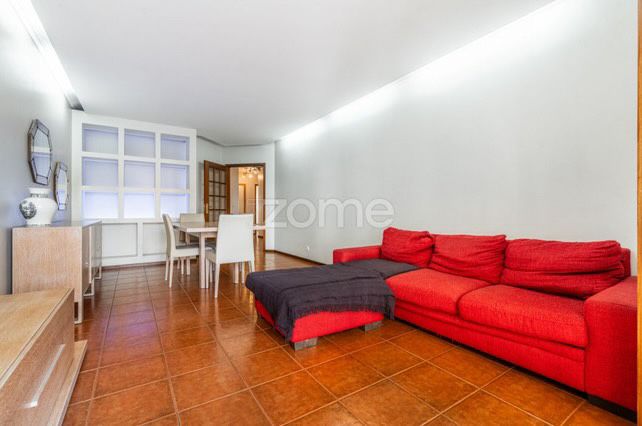 sofa vermelho em boas confiçoes