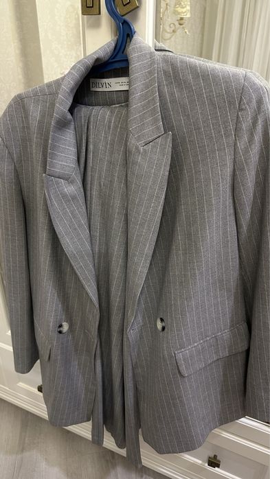 Костюм класичний. Стан нового. Розмір 42