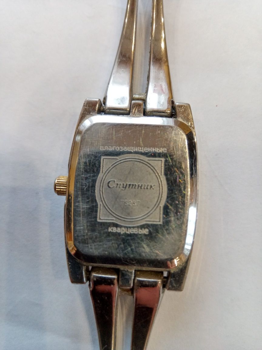 Продам женские кварцевые часы Спутник влагозащитные в хор.состоянии.
