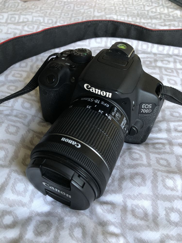 Máquina Canon 700 D + mala + lente 18-55mm