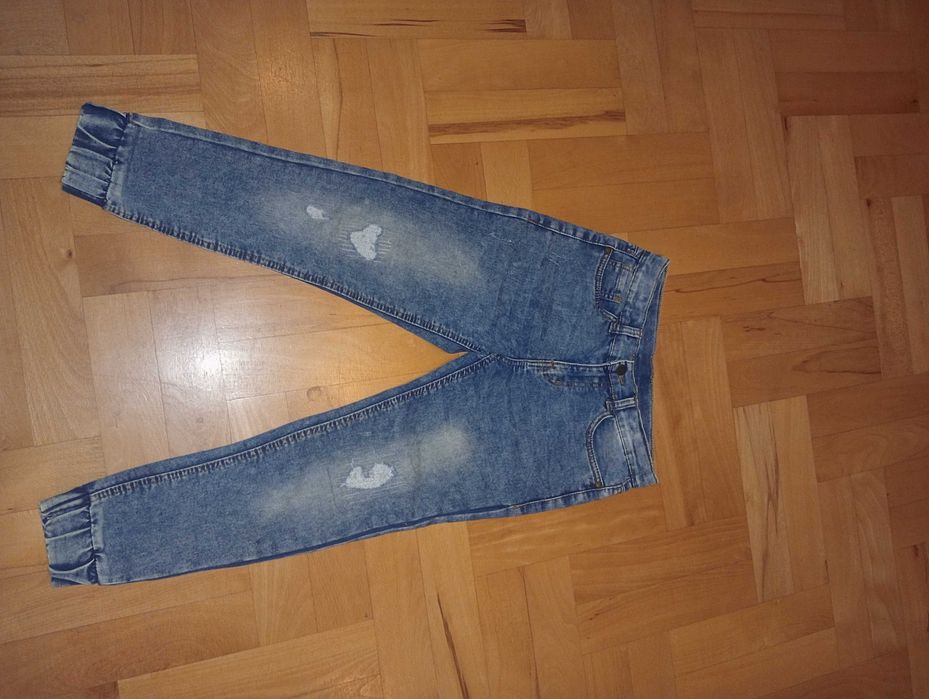 Spodnie dżinsowe w rozmiarze 140