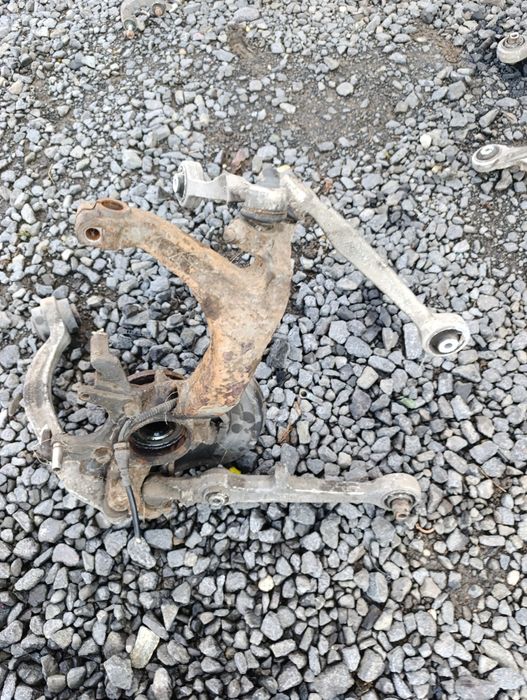 Zwrotnica lewa zawieszenie wachacz volkswagen passat B5 audi a4 b5