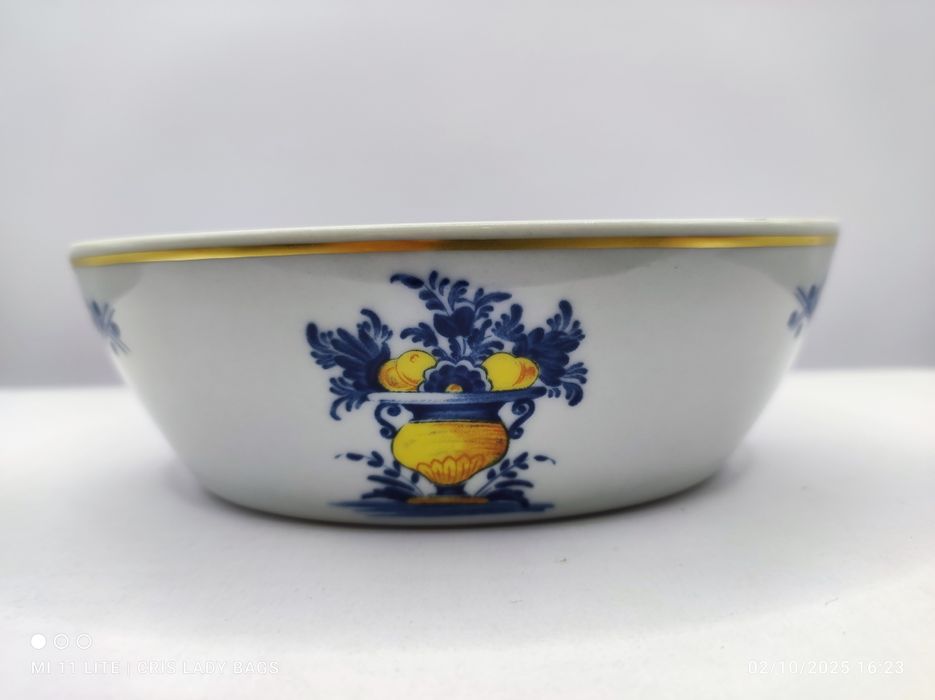 Taça Oval da Vista Alegre  de Viana. 10,5 cm sem tampa