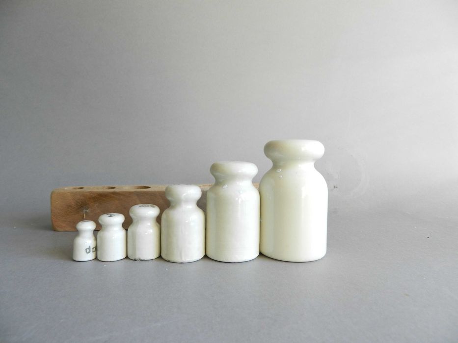 stare porcelanowe odważniki do wagi szalkowej