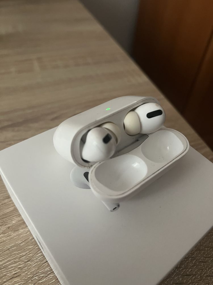 AirPods Pro with Wireless Charging Case