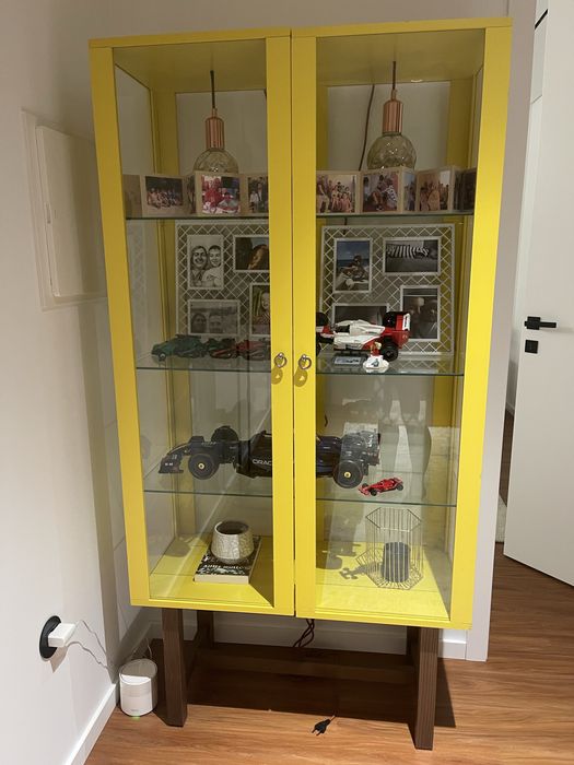 Vitrine/ Movel amarela