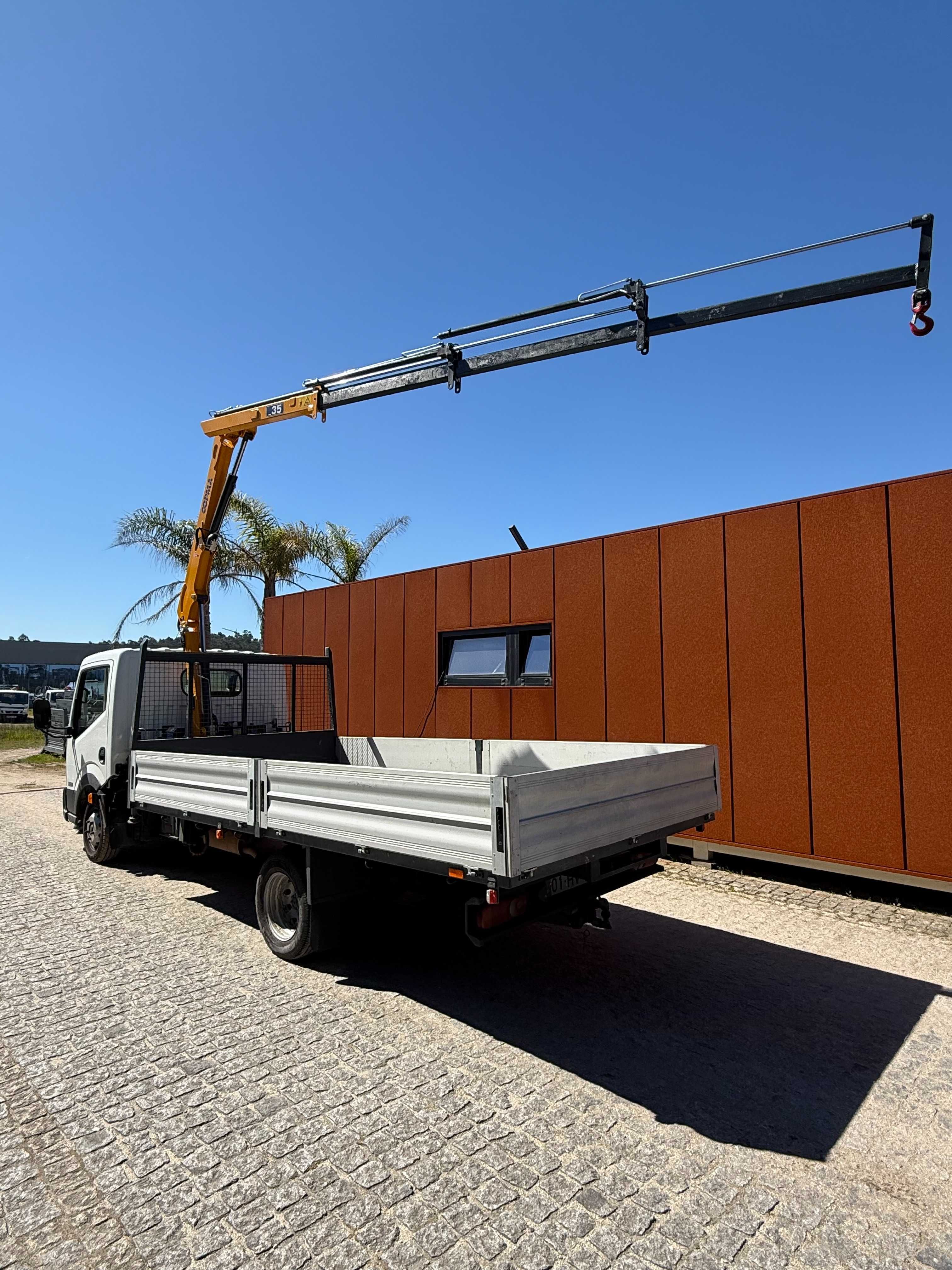 Nissan Cabstar com grua