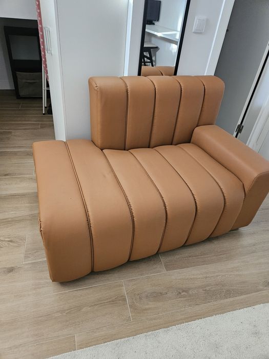 Sofá de couro castanho